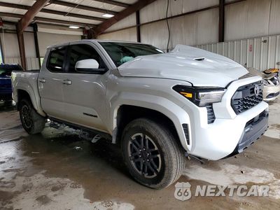 Czwarte zdjęcie samochodu z boku: 2024 TOYOTA TACOMA TRD SPORT VIN:3TYLB5JN9RT057956 - miniatura