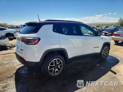 Trzecie zdjęcie samochodu z tyłu: 2025 JEEP COMPASS TRAILHAWK VIN:3C4NJDDNXST564504 - miniatura