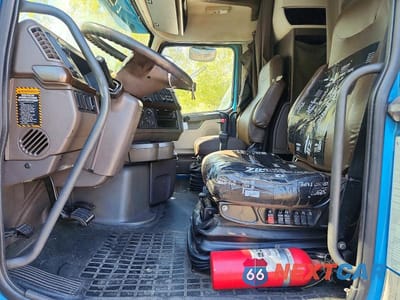 Zdjęcie 7 z 14 samochodu: 2017 VOLVO VNL SEMI TRUCK VIN:4V4NC9TJ6HN986207 - miniatura
