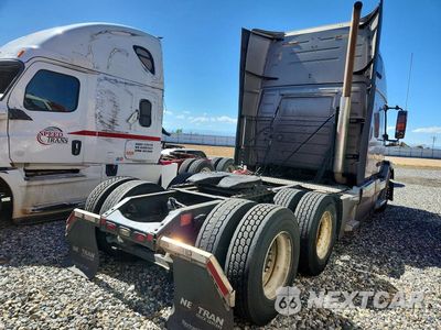 Trzecie zdjęcie samochodu z tyłu: 2016 VOLVO VNL SEMI TRUCK VIN:4V4NC9EH9GN940007 - miniatura