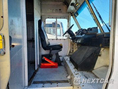 Zdjęcie 7 z 14 samochodu: 2002 FREIGHTLINER MT45 CHASSIS DELIVERY TRUCK VIN:4UZAANBW22CK57173 - miniatura
