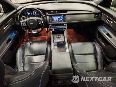 Zdjęcie 8 z 12 samochodu: 2018 JAGUAR XF S VIN:SAJBM2FV5JCY63888 - miniatura