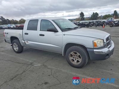 Czwarte zdjęcie samochodu z boku: 2005 DODGE DAKOTA QUAD SLT VIN:1D7HW48K75S225337 - miniatura