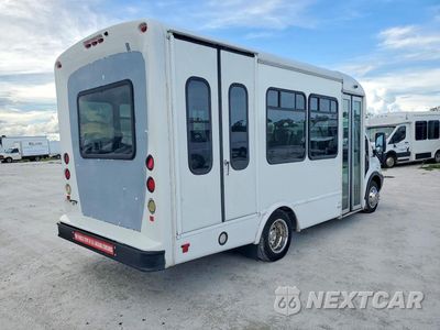 Trzecie zdjęcie samochodu z tyłu: 2019 FORD TRANSIT - SHUTTLE BUS VIN:1FDES6PM4KKB87600 - miniatura