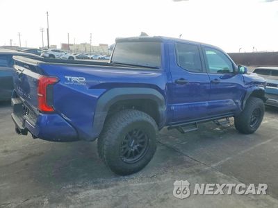Trzecie zdjęcie samochodu z tyłu: 2025 TOYOTA TACOMA TRD OFF-ROAD HV VIN:3TYLC5LN9ST016906 - miniatura