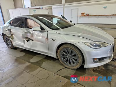 Czwarte zdjęcie samochodu z boku: 2018 TESLA MODEL S VIN:5YJSA1E23JF247408 - miniatura