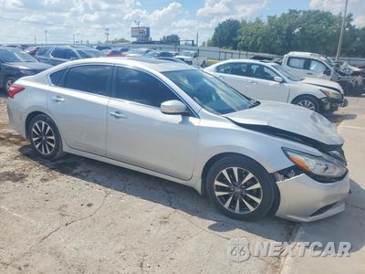 Czwarte zdjęcie samochodu z boku: 2017 NISSAN ALTIMA 2.5 SV VIN:1N4AL3APXHC475244 - miniatura