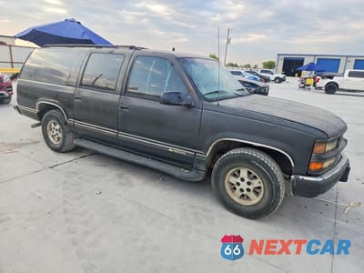 Czwarte zdjęcie samochodu z boku: 1999 CHEVROLET SUBURBAN C1500 VIN:3GNEC16R2XG105645 - miniatura
