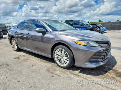 Czwarte zdjęcie samochodu z boku: 2018 TOYOTA CAMRY HYBRID XLE VIN:4T1B21HK6JU505626 - miniatura