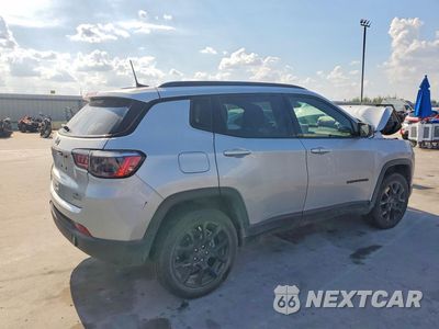 Trzecie zdjęcie samochodu z tyłu: 2026 JEEP COMPASS LATITUDE VIN:3C4NJDBN7TT158300 - miniatura