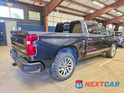 Trzecie zdjęcie samochodu z tyłu: 2022 CHEVROLET SILVERADO K1500 HIGH COUNTRY VIN:1GCUDJED3NZ546608 - miniatura