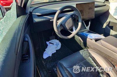 Zdjęcie 8 z 13 samochodu: 2026 TESLA MODEL Y VIN:7SAYGDEE2TA382791 - miniatura