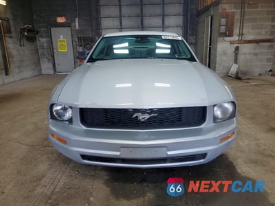 Piąte zdjęcie samochodu w środku: 2005 FORD MUSTANG VIN:1ZVFT80N455151538 - miniatura