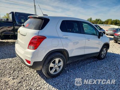 Trzecie zdjęcie samochodu z tyłu: 2022 CHEVROLET TRAX LS VIN:KL7CJNSM7NB527713 - miniatura
