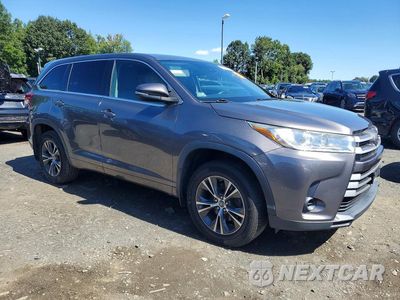 Czwarte zdjęcie samochodu z boku: 2018 TOYOTA HIGHLANDER LE VIN:5TDBZRFH2JS903314 - miniatura