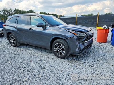 Czwarte zdjęcie samochodu z boku: 2021 TOYOTA HIGHLANDER XLE VIN:5TDGZRAH0MS516133 - miniatura