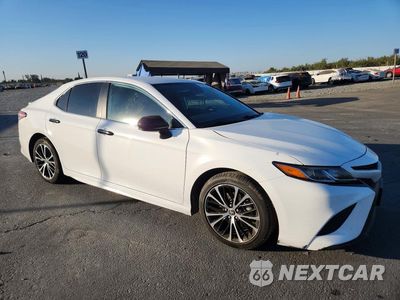 Czwarte zdjęcie samochodu z boku: 2020 TOYOTA CAMRY SE VIN:4T1G11AK6LU988394 - miniatura