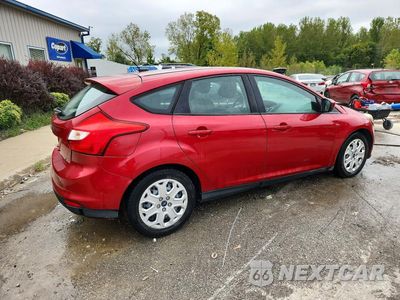 Trzecie zdjęcie samochodu z tyłu: 2012 FORD FOCUS SE VIN:1FAHP3K24CL310773 - miniatura