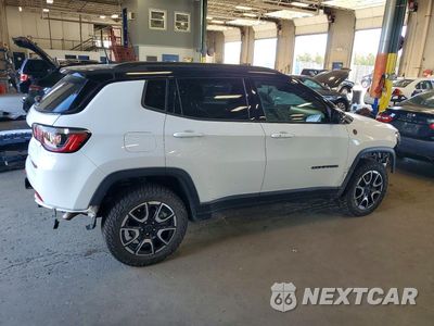 Trzecie zdjęcie samochodu z tyłu: 2025 JEEP COMPASS TRAILHAWK VIN:3C4NJDDN8ST521280 - miniatura