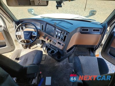 Zdjęcie 8 z 12 samochodu: 2021 FREIGHTLINER CASCADIA 1 - SEMI TRUCK VIN:3AKJHHDR1MSMZ0907 - miniatura