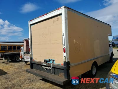 Trzecie zdjęcie samochodu z tyłu: 2004 FORD E350 BOX TRUCK VIN:1FDWE35L74HA70579 - miniatura