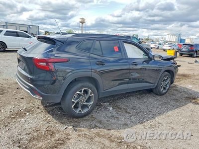 Trzecie zdjęcie samochodu z tyłu: 2024 CHEVROLET TRAX 1LT VIN:KL77LHE20RC197243 - miniatura