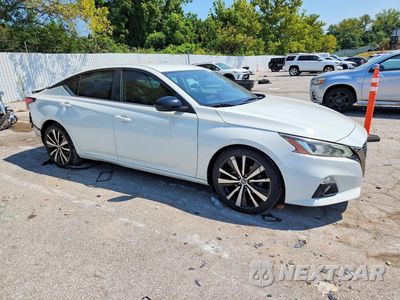 Czwarte zdjęcie samochodu z boku: 2019 NISSAN ALTIMA SR VIN:1N4BL4CV6KC191994 - miniatura