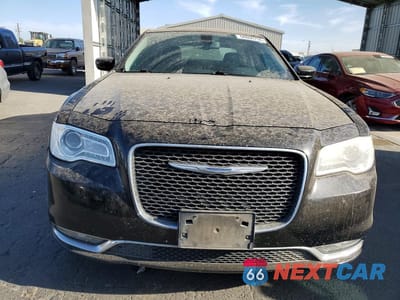 Piąte zdjęcie samochodu w środku: 2017 CHRYSLER 300 LIMITED VIN:2C3CCAAGXHH599653 - miniatura