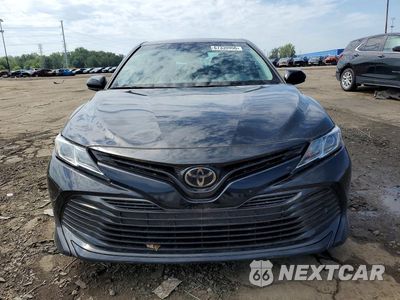 Piąte zdjęcie samochodu w środku: 2018 TOYOTA CAMRY LE VIN:4T1B11HK7JU065211 - miniatura