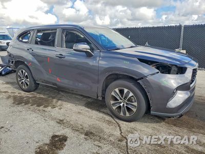 Czwarte zdjęcie samochodu z boku: 2023 TOYOTA HIGHLANDER XLE VIN:5TDKDRAH7PS523240 - miniatura