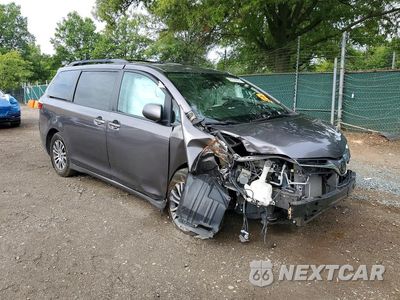 Czwarte zdjęcie samochodu z boku: 2020 TOYOTA SIENNA XLE 8-PASSENGER VIN:5TDYZ3DC1LS040944 - miniatura