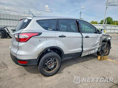 Trzecie zdjęcie samochodu z tyłu: 2018 FORD ESCAPE S VIN:1FMCU0F77JUB11995 - miniatura