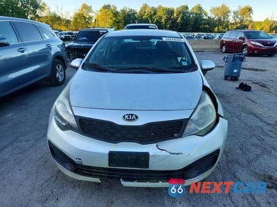 Piąte zdjęcie samochodu w środku: 2014 KIA RIO LX VIN:KNADM4A39E6361086 - miniatura