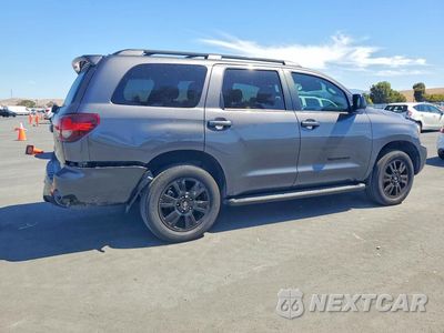 Trzecie zdjęcie samochodu z tyłu: 2018 TOYOTA SEQUOIA TRD SPORT VIN:5TDBY5G18JS158520 - miniatura