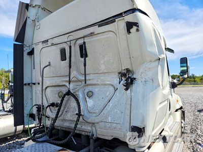 Zdjęcie 14 z 14 samochodu: 2015 FREIGHTLINER CASCADIA SEMI TRUCK VIN:3AKJGLBG5FSGG7015 - miniatura