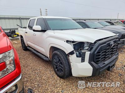 Czwarte zdjęcie samochodu z boku: 2023 TOYOTA TUNDRA SR5 VIN:5TFLA5DB1PX128865 - miniatura