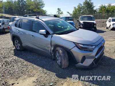Czwarte zdjęcie samochodu z boku: 2023 TOYOTA RAV4 HYBRID XLE VIN:JTMRWRFV1PD194909 - miniatura