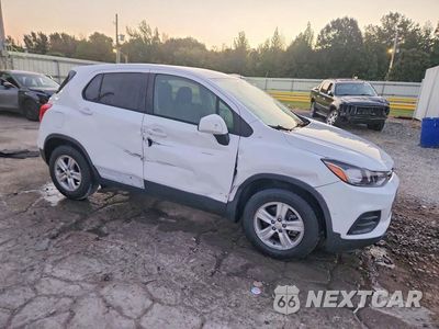 Czwarte zdjęcie samochodu z boku: 2020 CHEVROLET TRAX LS VIN:3GNCJKSB4LL328055 - miniatura