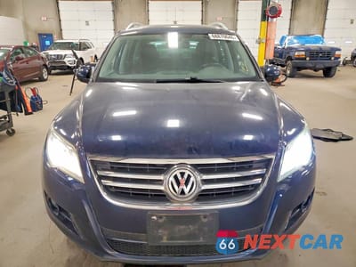Piąte zdjęcie samochodu w środku: 2011 VOLKSWAGEN TIGUAN S VIN:WVGBV7AX3BW565126 - miniatura