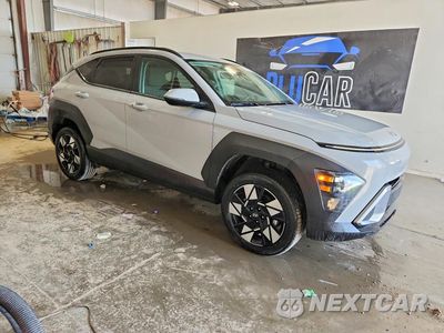 Czwarte zdjęcie samochodu z boku: 2025 HYUNDAI KONA SEL VIN:KM8HBCAB5SU300848 - miniatura