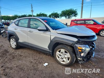 Czwarte zdjęcie samochodu z boku: 2024 HYUNDAI KONA SE VIN:KM8HA3AB5RU169773 - miniatura