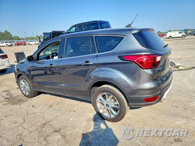 Trzecie zdjęcie samochodu z tyłu: 2019 FORD ESCAPE SE VIN:1FMCU0GD6KUB78240 - miniatura