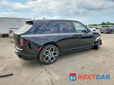 Trzecie zdjęcie samochodu z tyłu: 2025 ROLLS-ROYCE CULLINAN BLACK BADGE VIN:SLA43HA0XSU228029 - miniatura