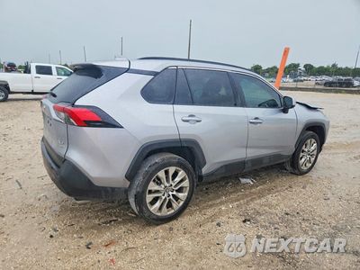 Trzecie zdjęcie samochodu z tyłu: 2025 TOYOTA RAV4 XLE PREMIUM VIN:2T3A1RFV7SW600652 - miniatura