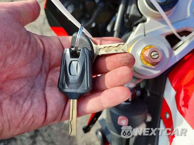Zdjęcie 8 z 9 samochodu: 2011 BMW S 1000 RR VIN:WB1051708BZV42911 - miniatura