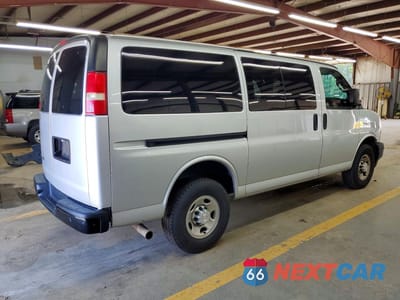 Trzecie zdjęcie samochodu z tyłu: 2018 CHEVROLET EXPRESS 2500 DELIVERY VAN VIN:1GCWGAFP5J1309328 - miniatura