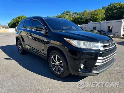 Czwarte zdjęcie samochodu z boku: 2019 TOYOTA HIGHLANDER XLE VIN:5TDJZRFHXKS606062 - miniatura
