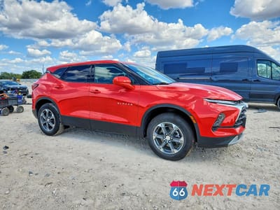 Czwarte zdjęcie samochodu z boku: 2026 CHEVROLET BLAZER 2LT VIN:3GNKBCR42TS174960 - miniatura