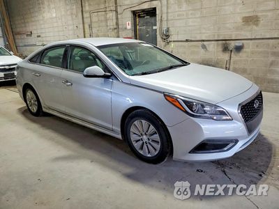 Czwarte zdjęcie samochodu z boku: 2016 HYUNDAI SONATA HYBRID SE VIN:KMHE24L14GA015516 - miniatura