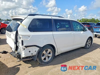 Trzecie zdjęcie samochodu z tyłu: 2015 TOYOTA SIENNA LE VIN:5TDKK3DC0FS667441 - miniatura
